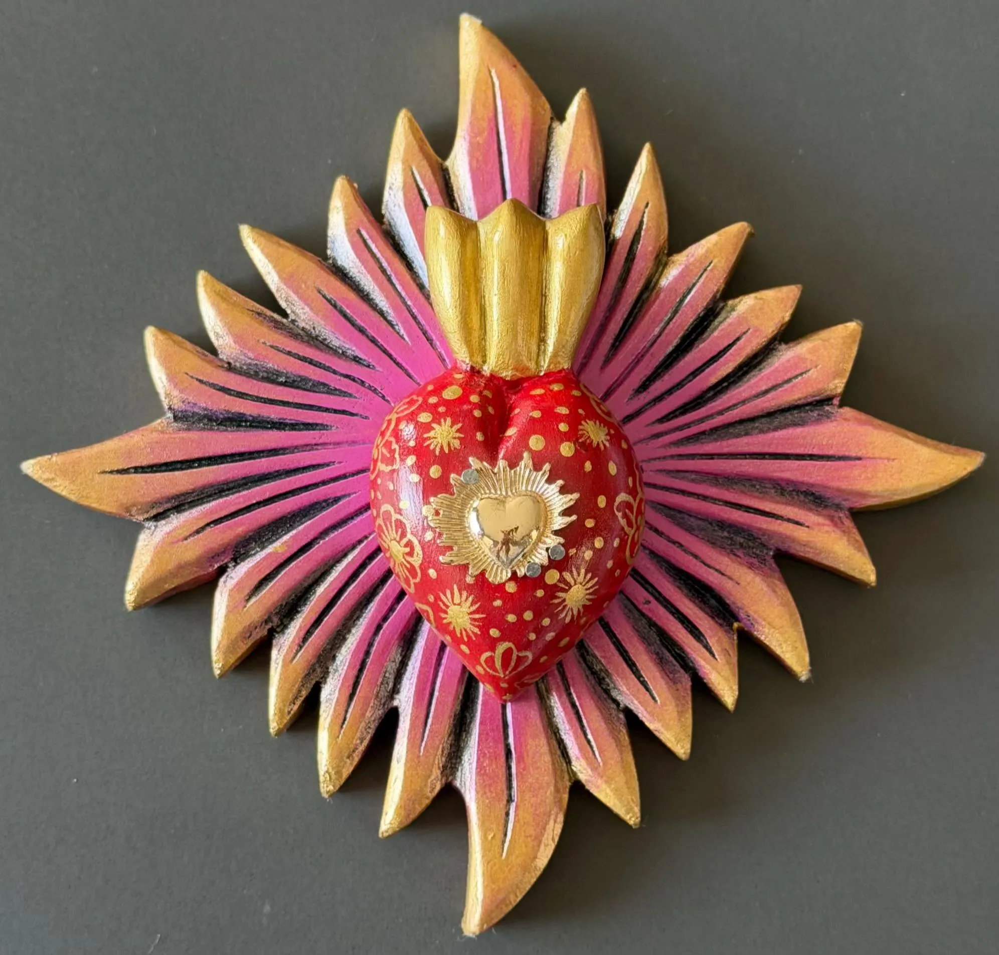 Hojalata Sacred Heart, Gift For Her, Rayos Pinck Decorado con Milagrito