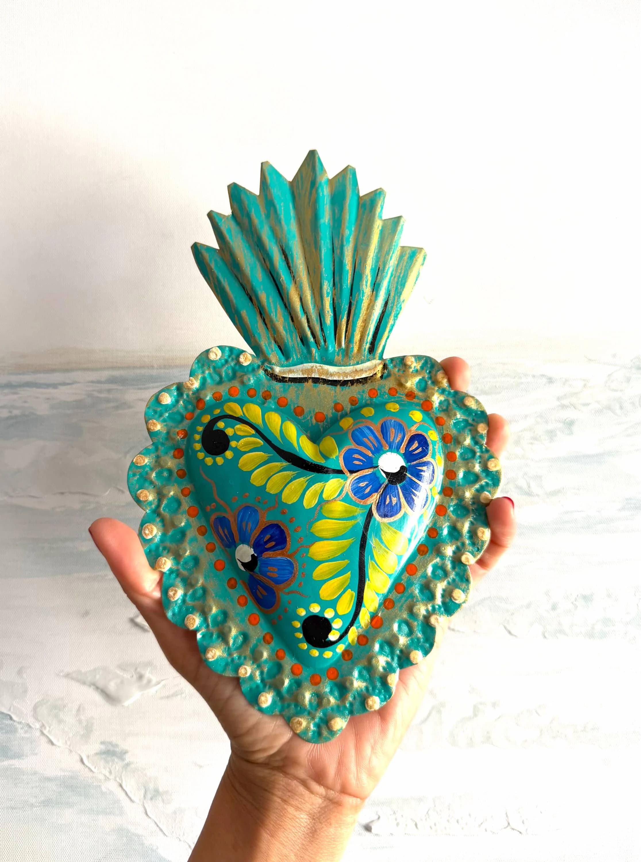 Hojalata Sacred Heart, Eclectic Home Accent, Flores Decorado 9.5"