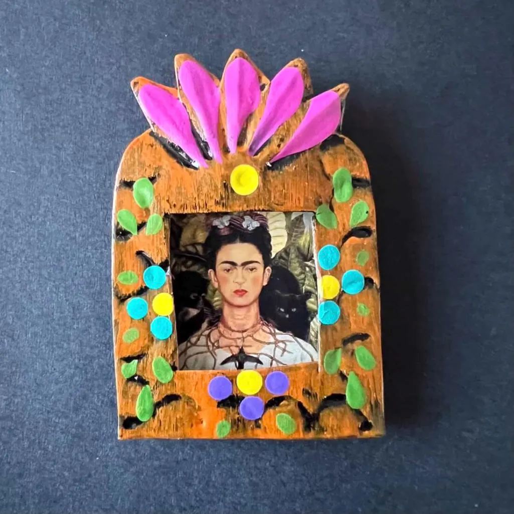 Mini Nicho Frida Kahlo, Handmade Frida Kahlo Wall Hanging, Mexican Folk Art, Milagro Folk Art Charm, Handmade by Mexican Artisans