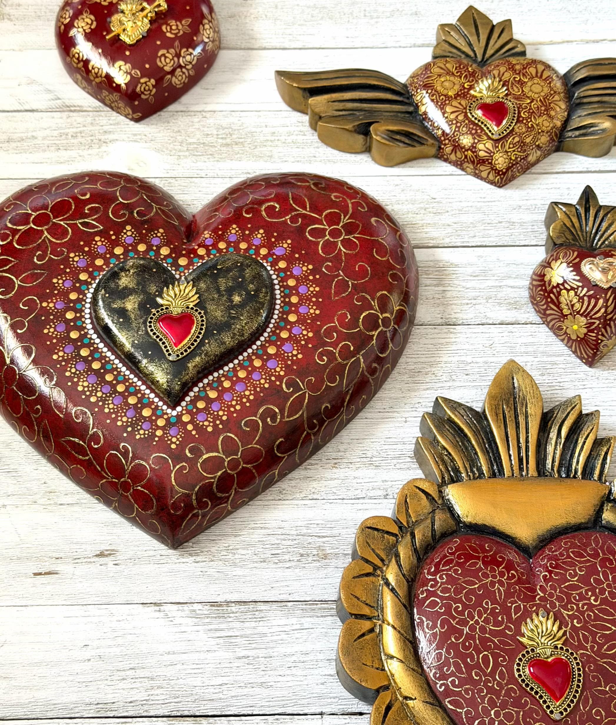 Pierced Tin Charm, Farmhouse Wall Decor, Wine Red & Gold Decorado Surtido