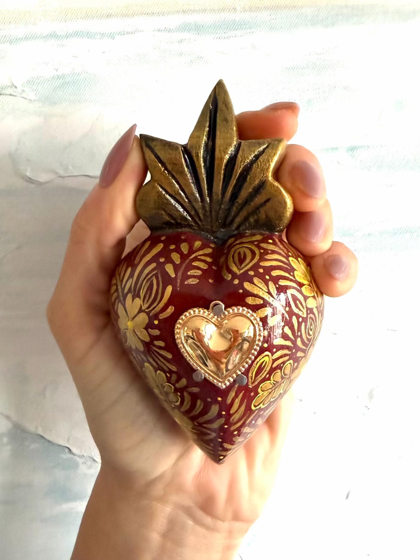 Pierced Tin Charm, Farmhouse Wall Decor, Wine Red & Gold Decorado Surtido