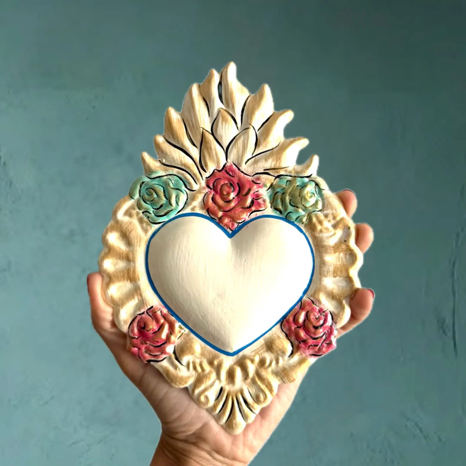 Hand-Cut Tin Heart, One Of A Kind, Decorado White Flores 6"x 8"
