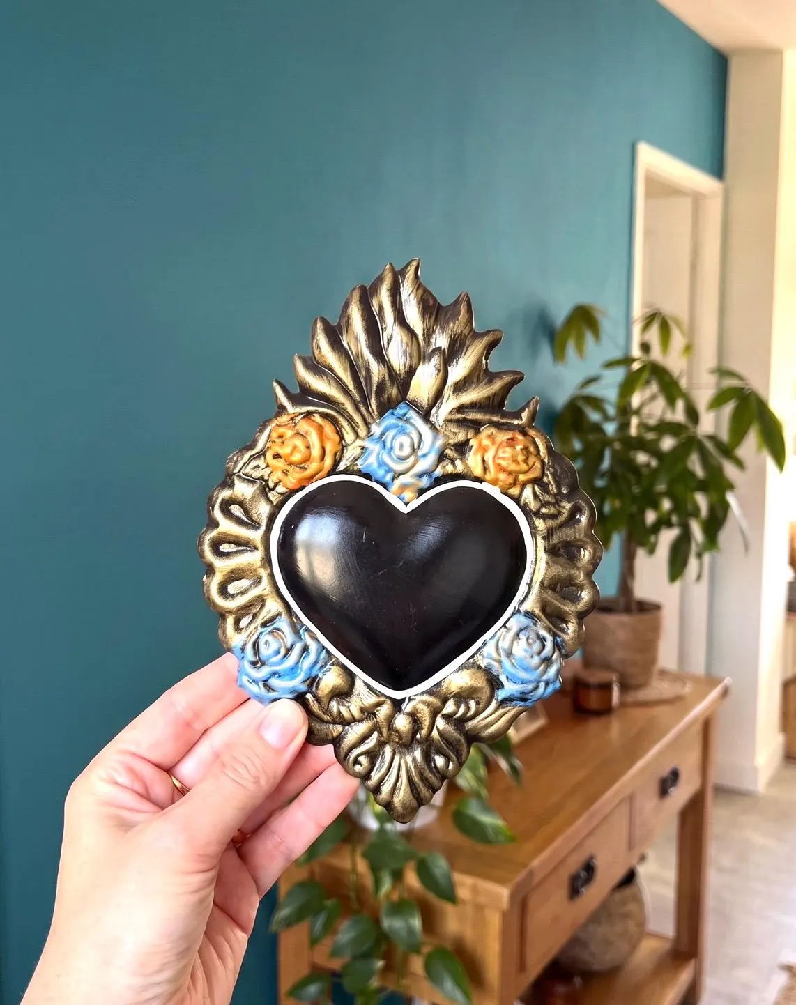 Hojalata Sacred Heart, Farmhouse Wall Decor, Decorado Black 6"x 8"