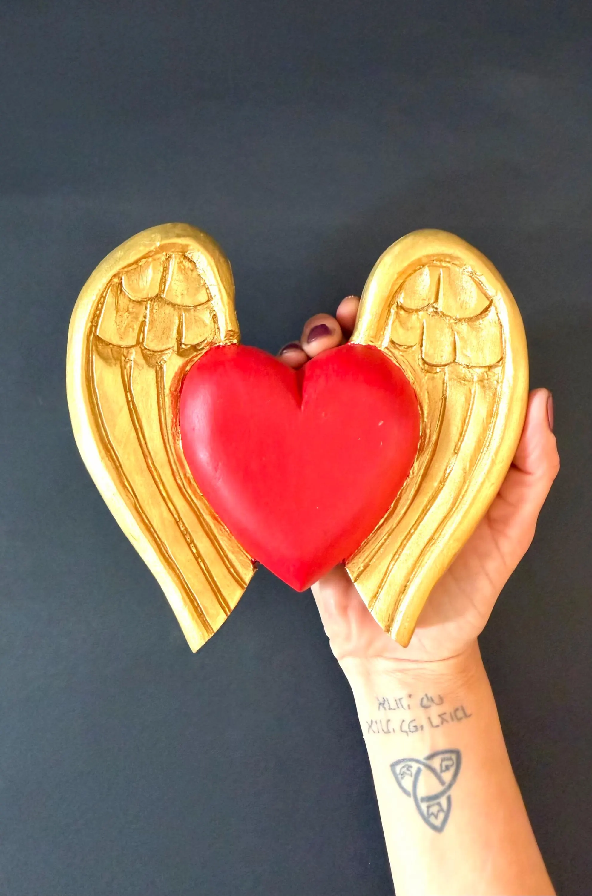 Gold & Corazon Rojo con Alas