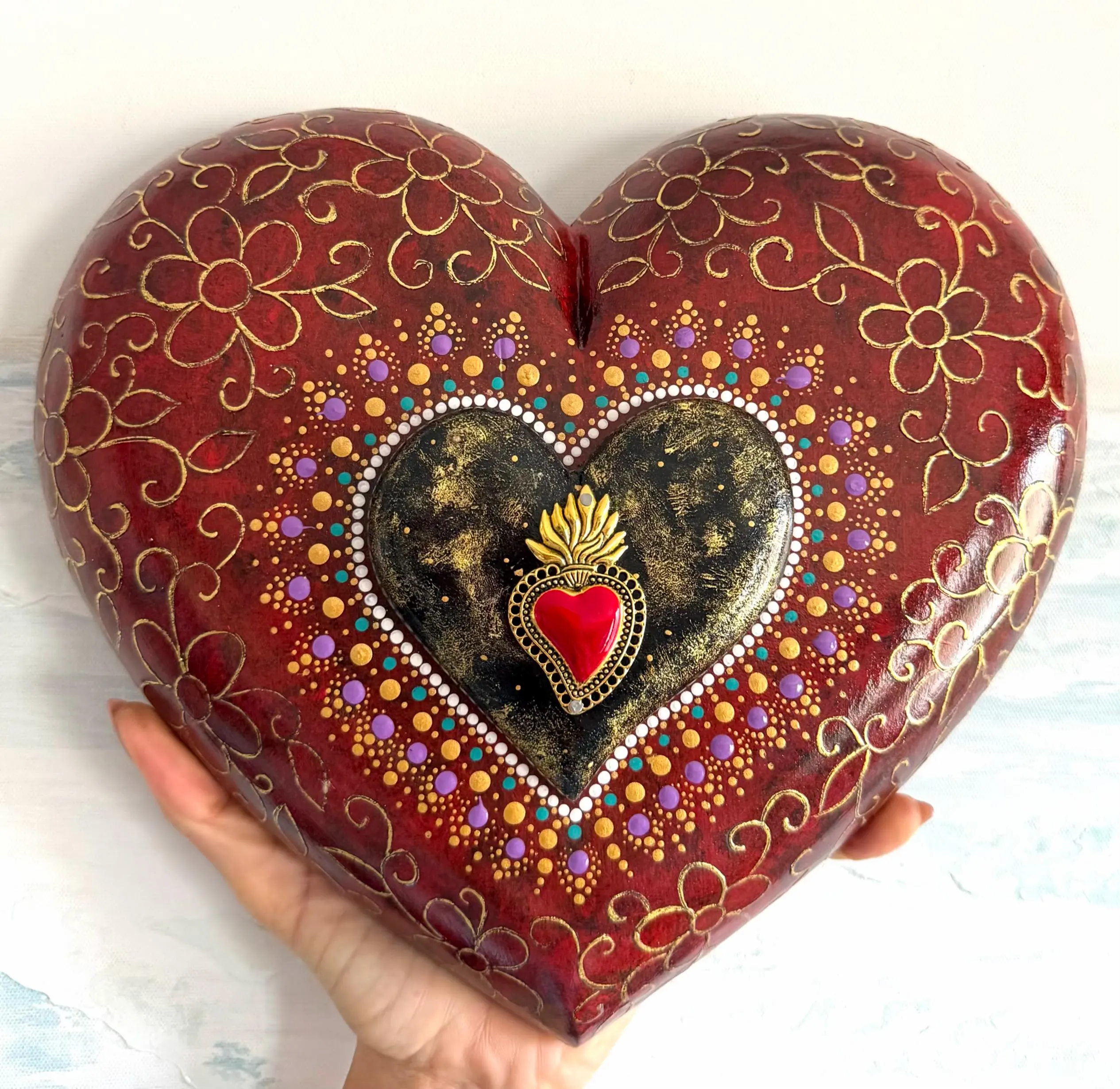 Pierced Tin Charm, Farmhouse Wall Decor, Wine Red & Gold Decorado Surtido