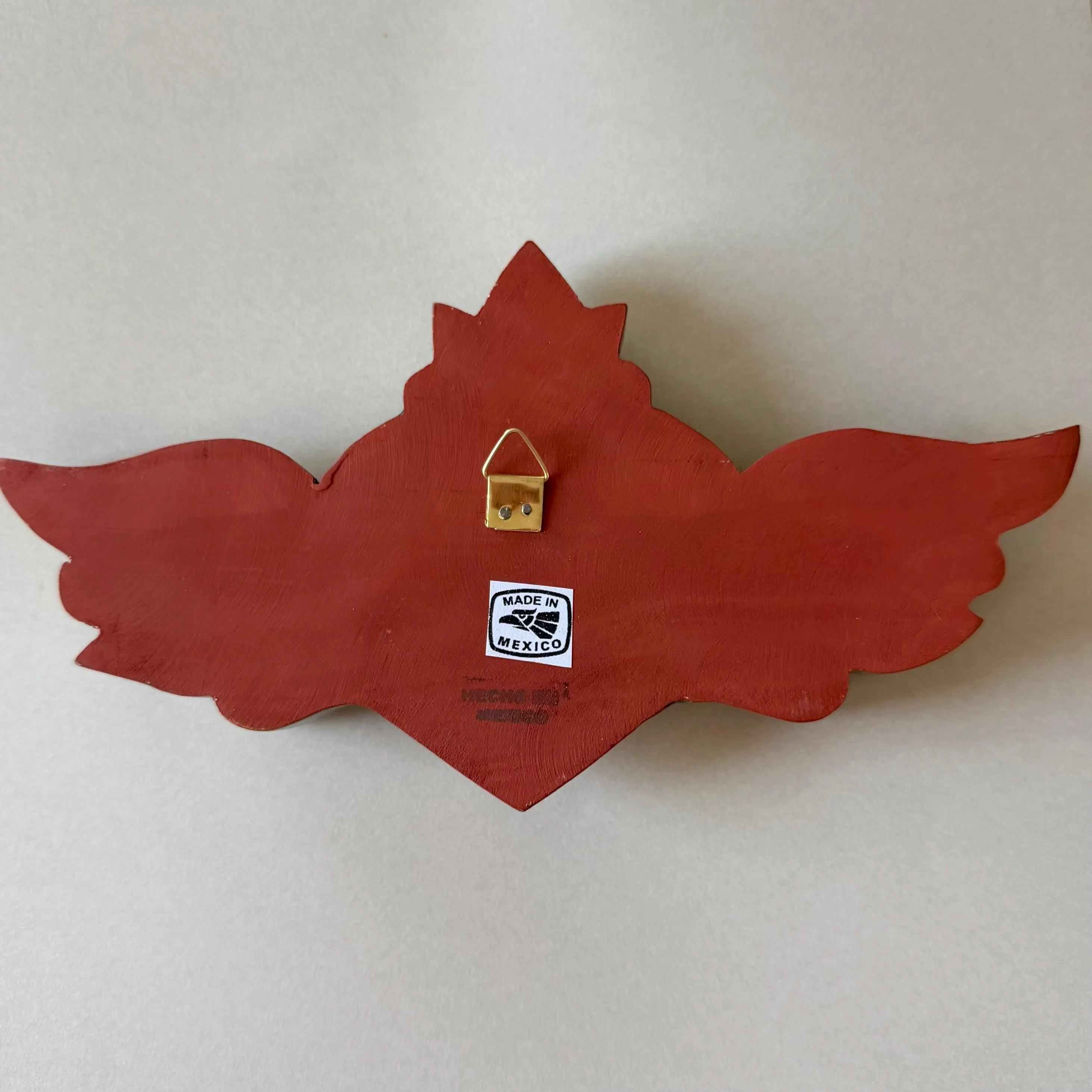 Pierced Tin Charm, Farmhouse Wall Decor, Wine Red & Gold Decorado Surtido