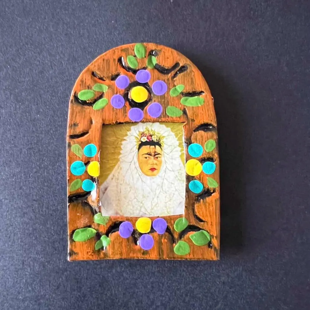 Mini Nicho Frida Kahlo, Handmade Frida Kahlo Wall Hanging, Mexican Folk Art, Milagro Folk Art Charm, Handmade by Mexican Artisans