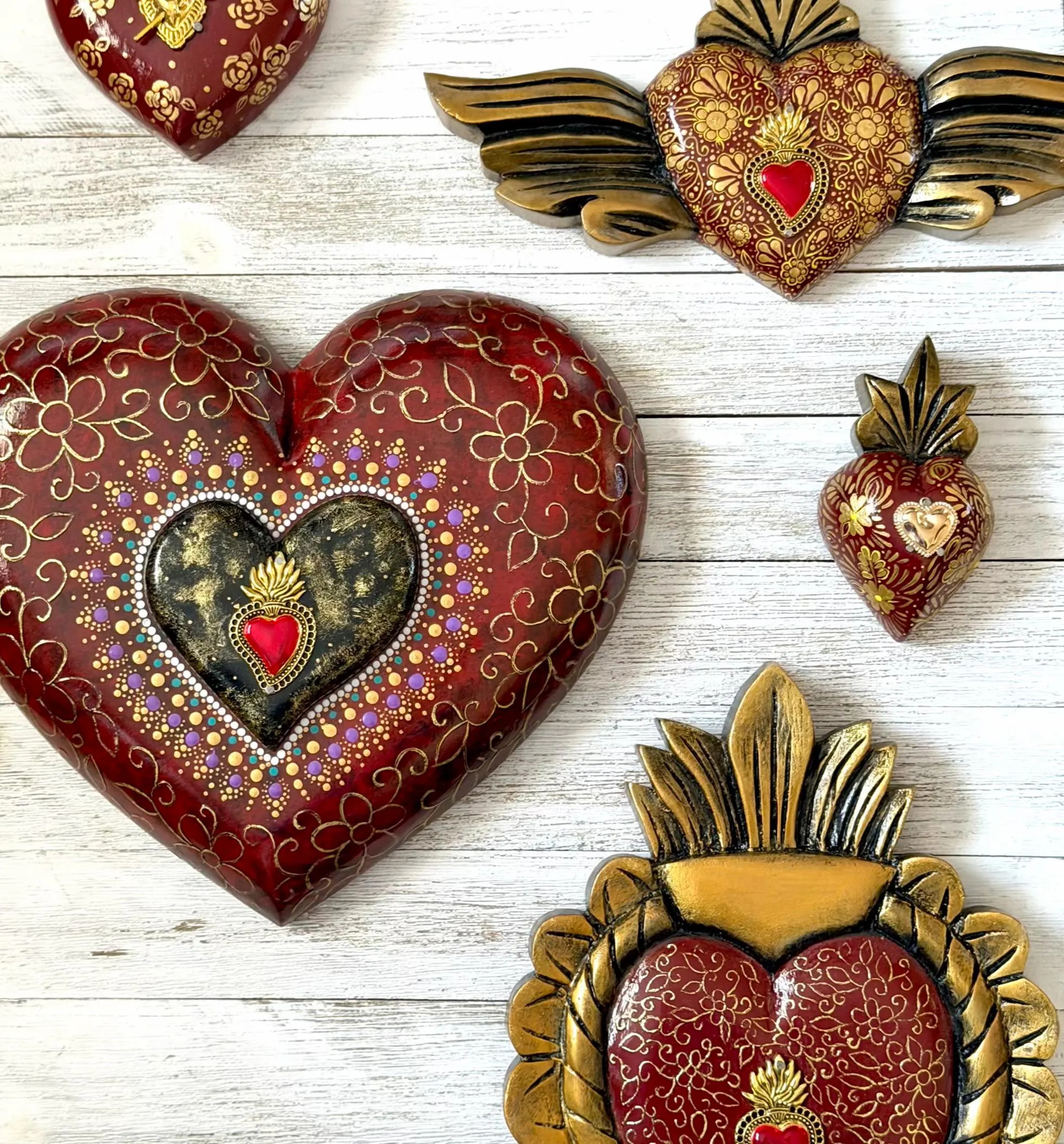 Pierced Tin Charm, Farmhouse Wall Decor, Wine Red & Gold Decorado Surtido