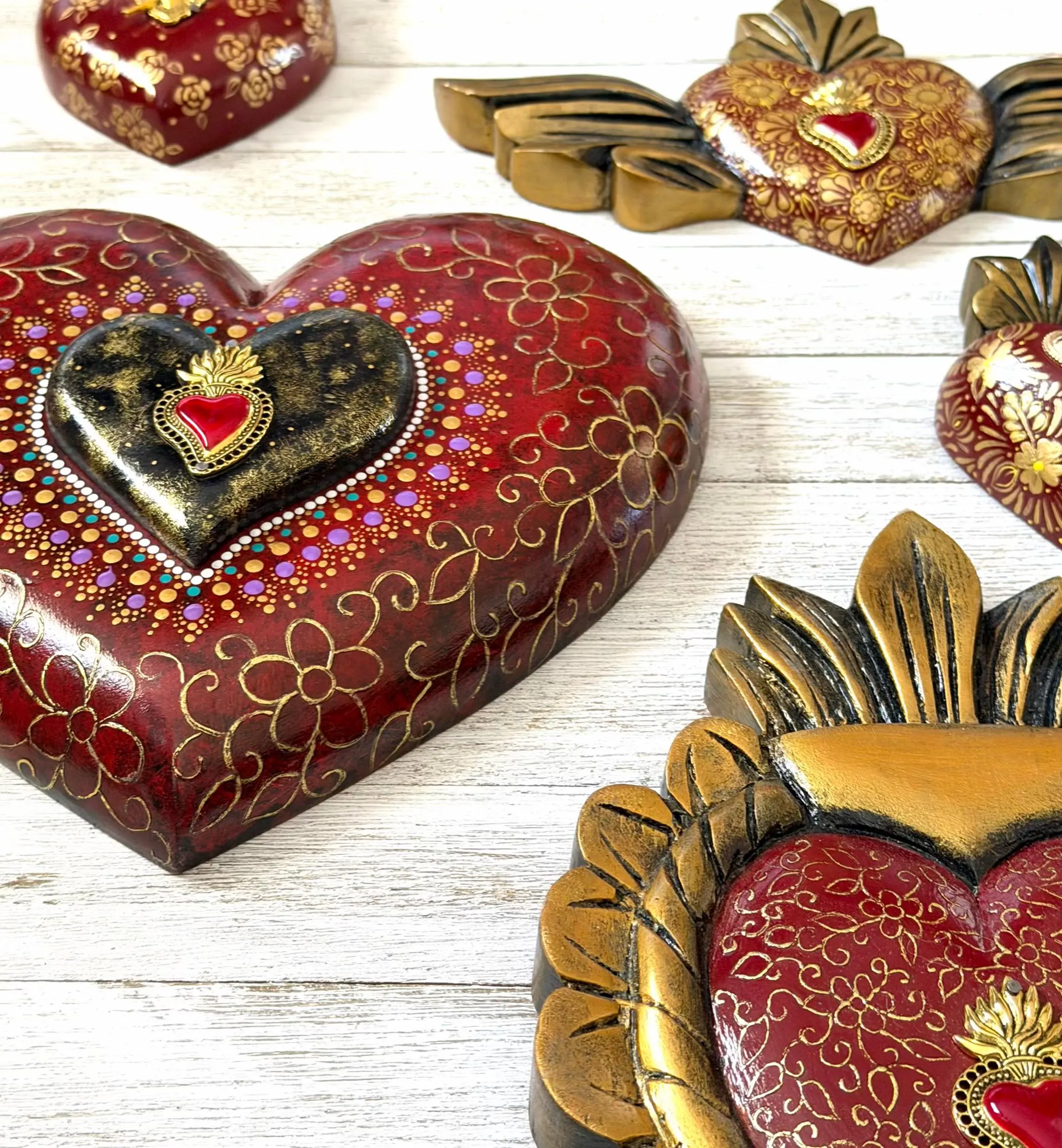 Pierced Tin Charm, Farmhouse Wall Decor, Wine Red & Gold Decorado Surtido