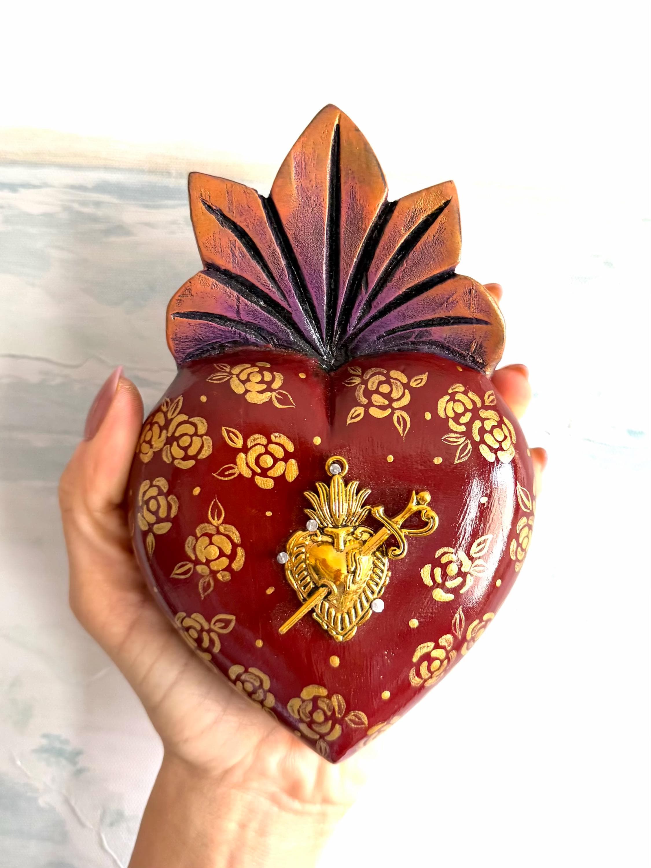 Pierced Tin Charm, Farmhouse Wall Decor, Wine Red & Gold Decorado Surtido