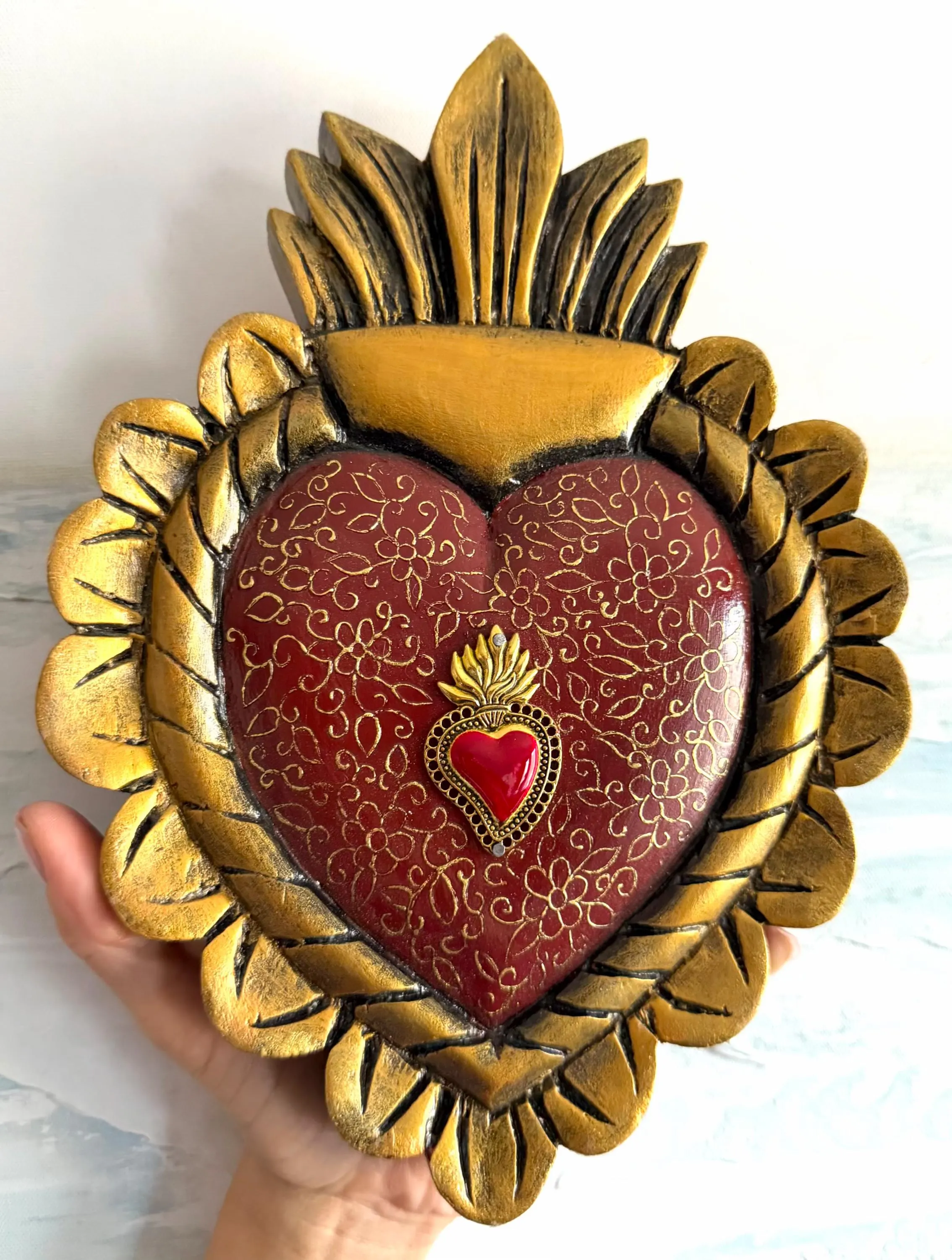 Pierced Tin Charm, Farmhouse Wall Decor, Wine Red & Gold Decorado Surtido