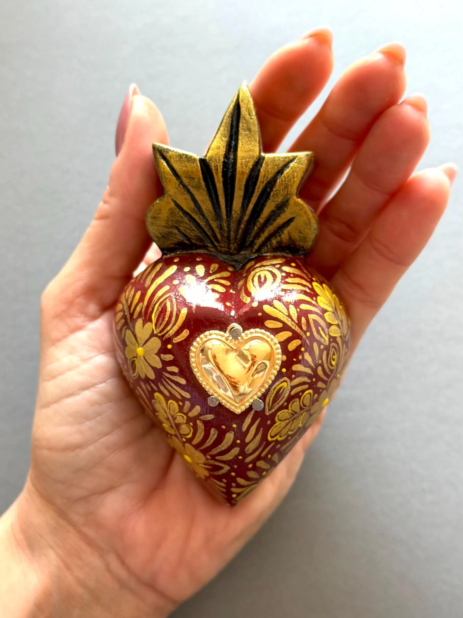 Pierced Tin Charm, Farmhouse Wall Decor, Wine Red & Gold Decorado Surtido